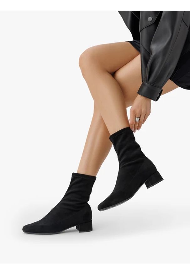 Ryłko - Czarne botki z tkaniny. Okazja: na co dzień. Zapięcie: bez zapięcia. Kolor: czarny. Materiał: syntetyk. Szerokość cholewki: normalna. Obcas: na obcasie. Styl: casual, street. Wysokość obcasa: średni