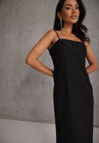 Renee - Czarna Sukienka VICES o Dopasowanym Kroju z Narzutką Kelaleno. Okazja: na randkę, na imprezę. Kolor: czarny. Materiał: poliester. Długość rękawa: na ramiączkach. Typ sukienki: dopasowane #5