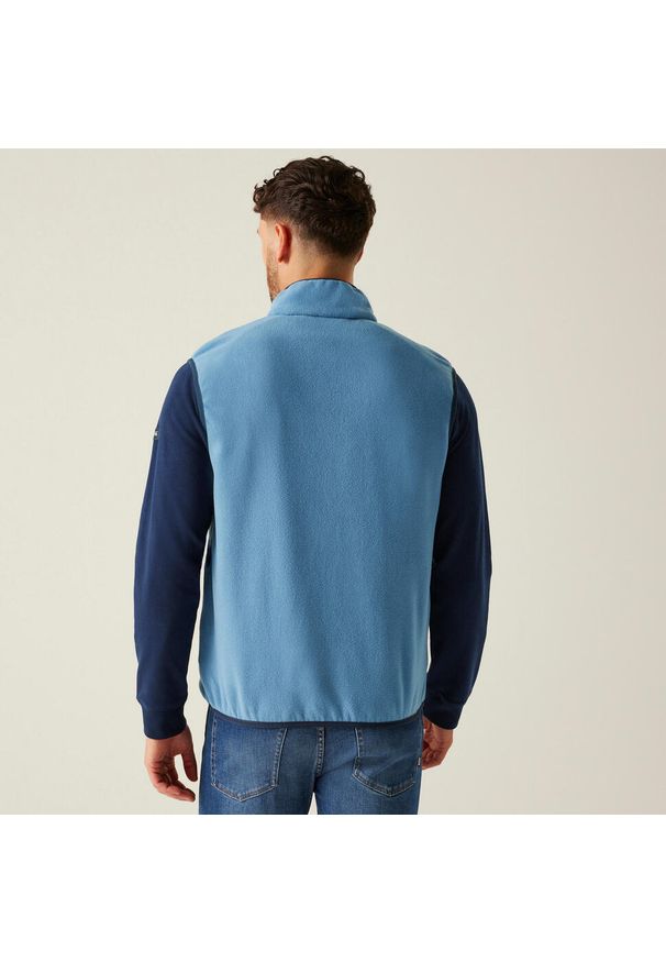 Regatta - Kamizelka turystyczna męska Frankie. Kolor: niebieski. Materiał: polar. Sport: turystyka piesza