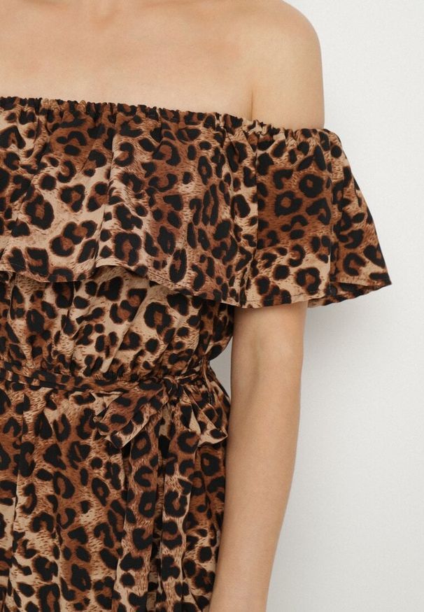 Born2be - Brązowa Sukienka Hiszpanka w Panterkę o Rozkloszowanym Kroju z Gumką w Talii Giterta. Okazja: na co dzień. Typ kołnierza: dekolt hiszpanka. Kolor: brązowy. Wzór: motyw zwierzęcy. Typ sukienki: rozkloszowane. Styl: casual, elegancki