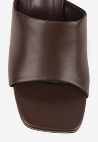 Renee - Brązowe Eleganckie Klapki na Słupku z Otwartym Noskiem Kwadratowym Hippeis. Okazja: na co dzień. Nosek buta: otwarty. Kolor: brązowy. Materiał: jeans. Obcas: na słupku. Styl: elegancki. Wysokość obcasa: średni #3