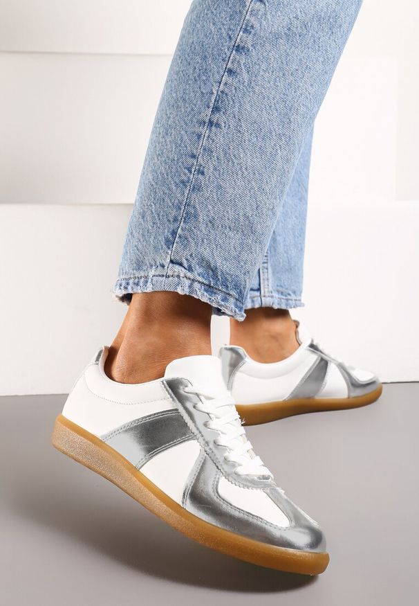 Born2be - Srebrno-Białe Sneakersy w Stylu Klasycznych Tenisówek Filtris. Zapięcie: sznurówki. Kolor: biały. Materiał: materiał. Obcas: na płaskiej podeszwie