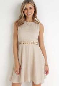 Born2be - Beżowa Sukienka Mini z Ozdobnymi Wycięciami w Talii Semira. Kolor: beżowy. Materiał: koronka. Wzór: ażurowy. Długość: mini #1
