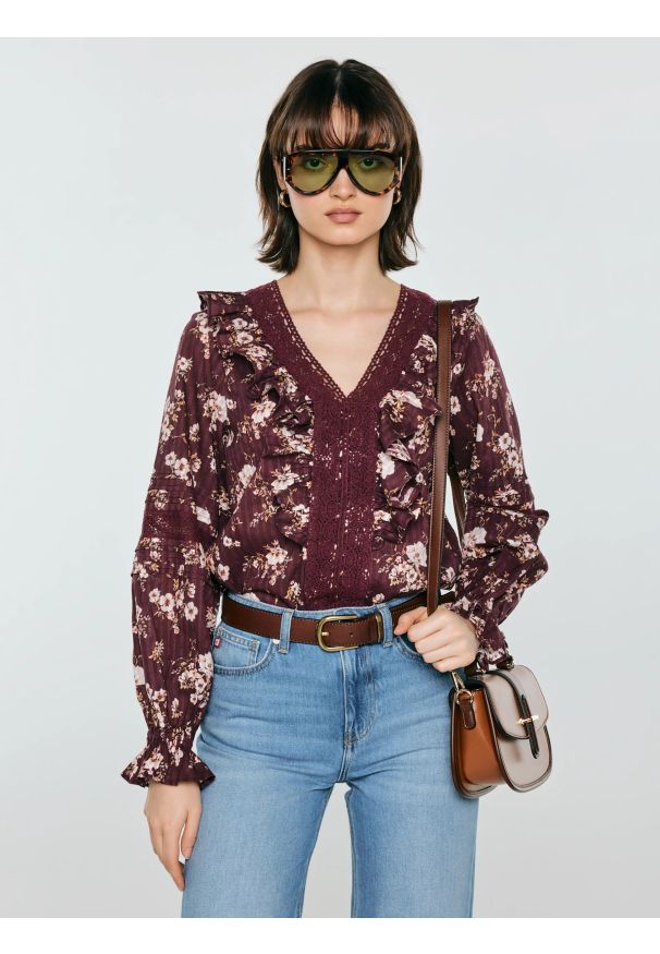 Big-Star - Bluzka damska z kwiatowym nadrukiem ciemnobrązowa Zala 804. Okazja: na co dzień. Typ kołnierza: kołnierz z falbankami, dekolt w kształcie V. Kolor: brązowy. Materiał: koronka. Wzór: nadruk, kwiaty. Styl: casual, boho