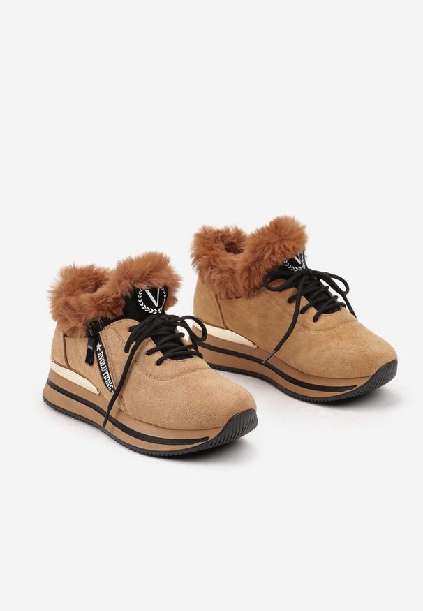 Renee - Ciemnobeżowe Sneakersy na Płaskiej Podeszwie z Napisem i Futerkiem Taricea. Okazja: na co dzień. Kolor: beżowy. Materiał: futro. Wzór: napisy. Obcas: na płaskiej podeszwie