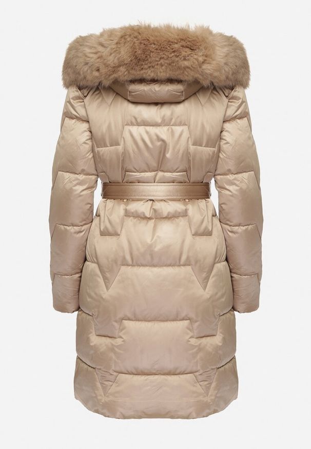 Born2be - Beżowa Pikowana Kurtka o Długim Kroju Ozdobiona Paskiem i Odpinanym Futerkiem Milirra. Okazja: na spacer. Kolor: brązowy. Materiał: futro. Długość: długie. Wzór: aplikacja. Styl: elegancki, wizytowy