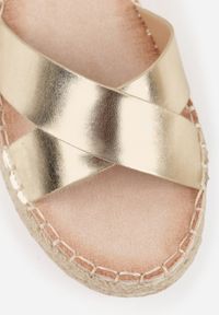 Renee - Złote Sandały z Plecionki w Stylu Boho VICES z Paskami w Kształcie X Nahmala. Okazja: na co dzień. Zapięcie: pasek. Kolor: złoty. Wzór: paski, aplikacja. Sezon: lato. Styl: boho #4