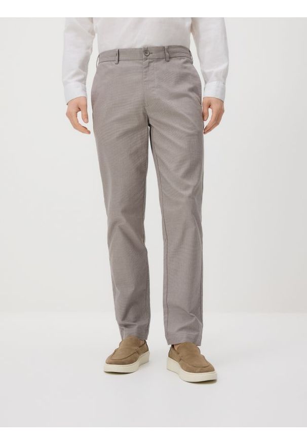 Reserved - Spodnie chino carrot - beżowy. Kolor: beżowy. Materiał: tkanina, bawełna