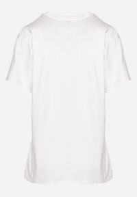 Born2be - Biały Bawełniany T-shirt Wykończony z Przodu Cyrkoniami Hulilla. Okazja: na co dzień. Kolor: biały. Materiał: bawełna. Wzór: aplikacja. Styl: casual, elegancki #3
