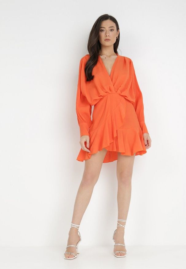 Born2be - Pomarańczowa Sukienka Appobe. Okazja: na imprezę. Typ kołnierza: dekolt w serek. Kolor: pomarańczowy. Materiał: wiskoza, tkanina. Wzór: aplikacja. Typ sukienki: kopertowe. Długość: mini