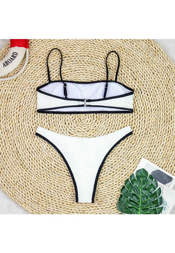 Intica - Strój kąpielowy dwuczęściowy z figami na plażę Csilla. Kolor: biały. Materiał: materiał