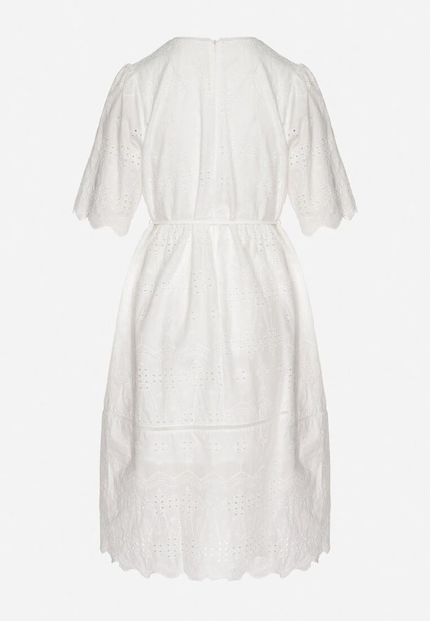 Born2be - Biała Bawełniana Ażurowa Sukienka Ozdobiona Paskiem Zelozi. Okazja: na co dzień. Kolor: biały. Materiał: bawełna. Wzór: ażurowy, aplikacja. Styl: casual, elegancki