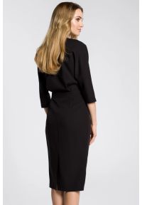 MOE - Sukienka elegancka midi kimonowa góra dopasowany dół czarna. Okazja: na randkę, na spotkanie biznesowe, do pracy. Kolor: czarny. Typ sukienki: dopasowane. Styl: elegancki. Długość: midi #4