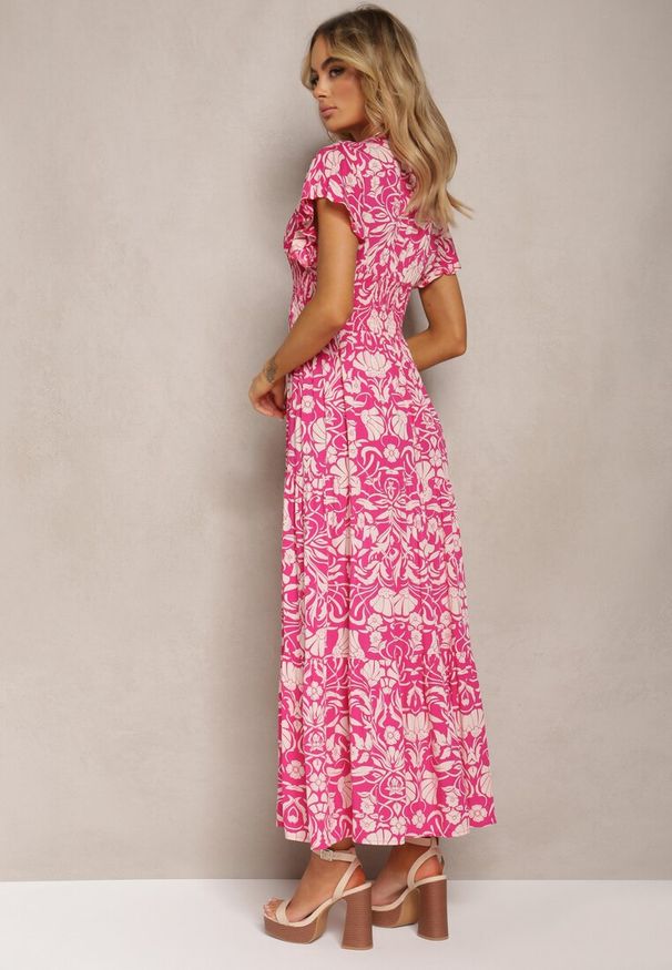 Renee - Różowa Maxi Sukienka Rozkloszowana z Kopertowym Dekoltem w Kwiatowy Wzór Leivori. Kolor: różowy. Wzór: kwiaty. Sezon: lato. Typ sukienki: kopertowe. Długość: maxi