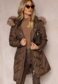 Renee - Brązowa Długa Pikowana Kurtka w Stylu Parki z Troczkiem w Pasie i Sztucznym Futerkiem Abelasa. Okazja: na co dzień. Kolor: brązowy. Materiał: futro. Długość: długie. Sezon: zima. Styl: casual, street, klasyczny #5