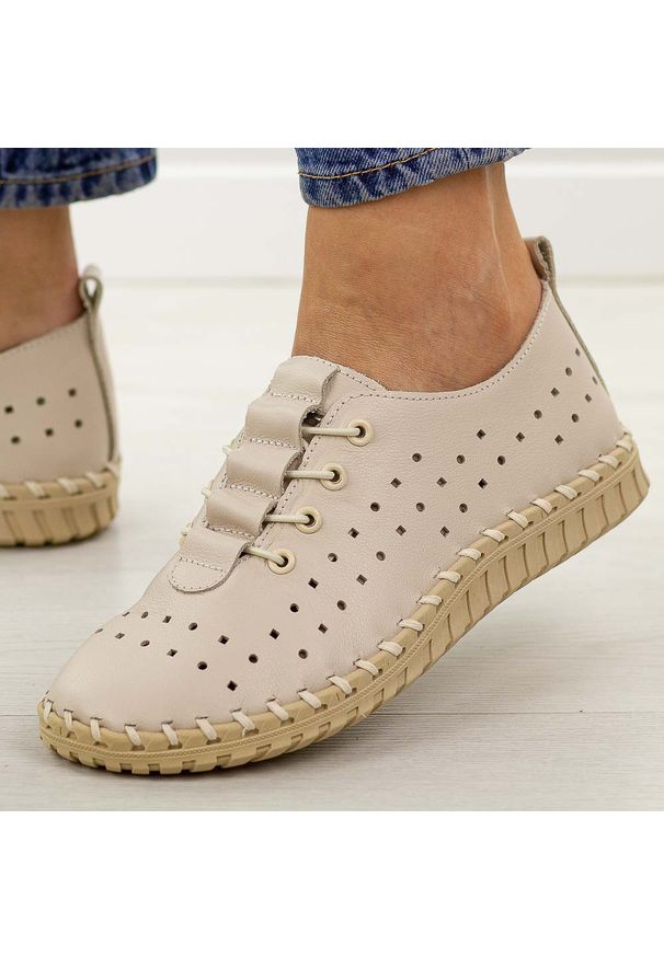 Beżowe ażurowane skórzane półbuty damskie T.Sokolski w26-02. Kolor: beżowy. Materiał: skóra. Szerokość cholewki: normalna. Sezon: wiosna, jesień, lato. Styl: klasyczny