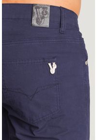 Granatowe spodnie męskie Versace Jeans. Kolor: niebieski. Materiał: bawełna. Wzór: aplikacja #6
