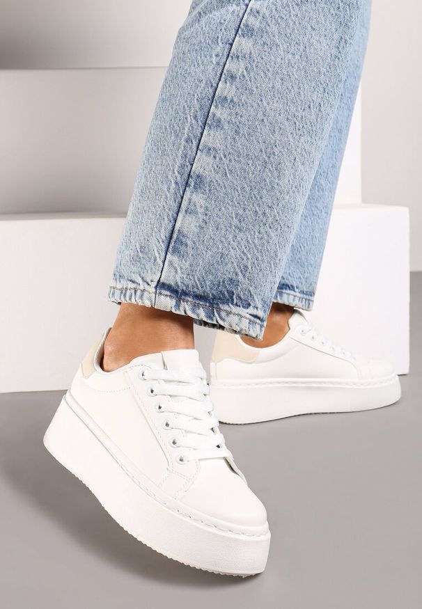 Renee - Biało-Beżowe Basicowe Sneakersy na Platformie Tiaeliana. Okazja: na co dzień. Kolor: biały. Materiał: jeans. Wzór: aplikacja. Obcas: na platformie