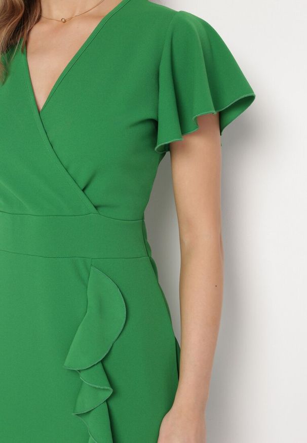 Born2be - Zielona Dopasowana Sukienka Mini z Kopertowym Dekoltem i Ozdobną Falbanką Gwendara. Kolor: zielony. Typ sukienki: kopertowe. Styl: elegancki. Długość: mini