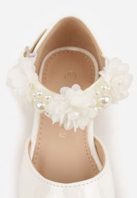 Born2be - Białe Lakierowane Sandały na Niskim Obcasie z Kwiatkami i Perełkami Denagia. Zapięcie: sprzączka. Kolor: biały. Materiał: lakier. Wzór: kwiaty. Sezon: lato. Styl: elegancki #4