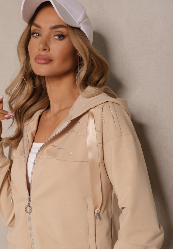 Renee - Beżowa Bluza Rozpinana z Kapturem Bawełną Ozdobiona Cyrkoniami Ulianira. Okazja: na co dzień. Typ kołnierza: kaptur. Kolor: beżowy. Materiał: bawełna. Wzór: aplikacja. Styl: casual
