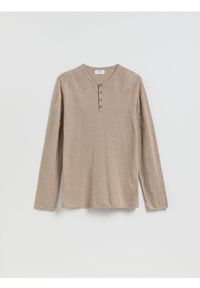 Reserved - Sweter henley - beżowy. Typ kołnierza: typu henley. Kolor: beżowy. Materiał: dzianina, len #1