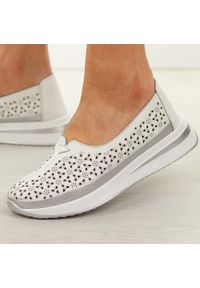 Białe skórzane ażurowe półbuty damskie T.Sokolski w26-653. Okazja: na co dzień. Nosek buta: okrągły. Zapięcie: bez zapięcia. Kolor: biały. Szerokość cholewki: normalna. Wzór: ażurowy. Materiał: skóra. Sezon: wiosna, lato. Styl: casual, klasyczny #1