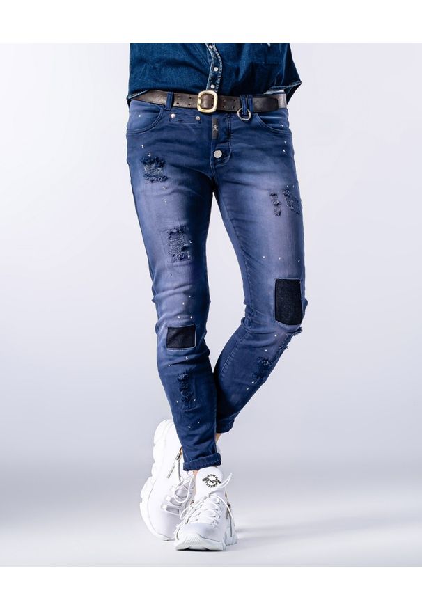 GUNS & TUXEDOS - Granatowe jeansy z łatami Dust Devil. Kolor: niebieski