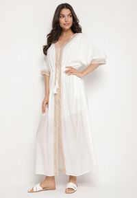 Born2be - Biała Wiskozowa Sukienka z Ażurową Lamówką Aravellea. Okazja: na co dzień. Typ kołnierza: dekolt w serek. Kolor: biały. Materiał: wiskoza. Wzór: ażurowy. Styl: casual, elegancki #2