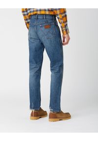 Wrangler - MĘSKIE SPODNIE JEANSOWE WRANGLER GREENSBORO ROUGH RIDER W15QY1367 112141202