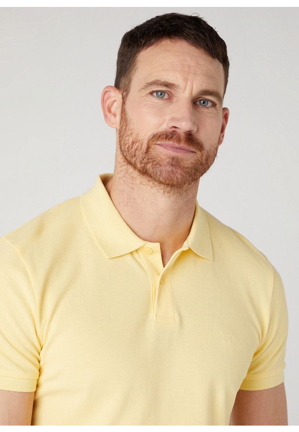 Wrangler - WRANGLER POLOSHIRT MĘSKA KOSZULKA POLO PALE BANANA W7X7K4Y37 112328988. Typ kołnierza: polo