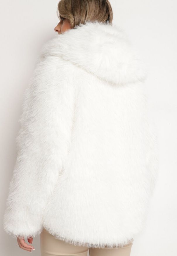 Born2be - Biała Elegancka Kurtka w Stylu Futerka Vortirae. Okazja: na co dzień. Kolor: biały. Materiał: futro. Sezon: zima. Styl: elegancki