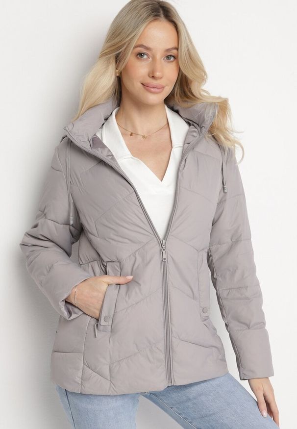 Born2be - Jasnoszara Kurtka z Pikowanymi Przeszyciami i Odpinanym Kapturem Felanwen. Okazja: na co dzień. Kolor: szary. Materiał: jeans. Styl: elegancki, casual, sportowy