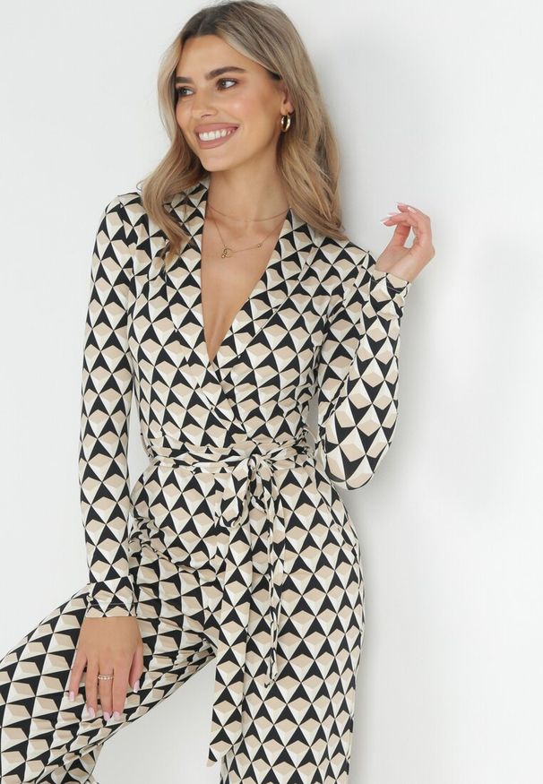 Born2be - Beżowy Kombinezon z Wiązanym Paskiem w Geometryczny Print Ninatti. Okazja: na randkę, na imprezę. Kolor: beżowy. Materiał: materiał. Wzór: nadruk, geometria