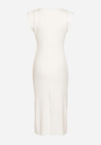 Born2be - Biała Sukienka Bodycon z Prążkowanej Dzianiny z Rozcięciem Roleria. Okazja: na co dzień. Kolor: biały. Materiał: prążkowany, dzianina. Długość rękawa: bez rękawów. Typ sukienki: bodycon. Styl: casual, elegancki #3