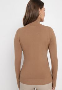 Born2be - Brązowy Sweter Golf o Dopasowanym Fasonie Bewina. Typ kołnierza: golf. Kolor: brązowy. Materiał: tkanina, dzianina. Długość rękawa: długi rękaw. Długość: długie. Wzór: gładki, aplikacja