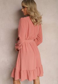 Renee - Różowa Mini Sukienka Rozkloszowana z Paskiem Materiałowym z Tkaniny Plumeti Digia. Kolor: różowy. Materiał: materiał, tkanina. Długość: mini