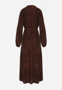 Born2be - Brązowa Sukienka z Marszczeniem i Rozcięciem na Nogę Zobella. Okazja: na co dzień. Kolor: brązowy. Typ sukienki: proste. Styl: casual #6