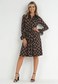 Born2be - Brązowa Sukienka Koszulowa w Geometryczny Wzór Looroc. Okazja: do pracy, na spotkanie biznesowe. Typ kołnierza: dekolt w serek. Kolor: brązowy. Długość rękawa: długi rękaw. Wzór: geometria. Typ sukienki: koszulowe. Styl: biznesowy, klasyczny #3