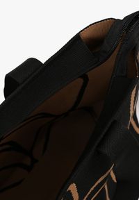 Renee - Czarna Torebka Typu Shopper z Paskiem Crossbody w Abstrakcyjny Wzór Obelisse. Kolor: czarny. Styl: elegancki, casual. Rodzaj torebki: na ramię