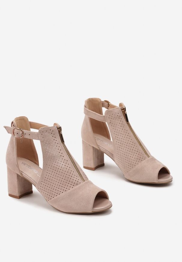Born2be - Beżowe Sandały Peep Toe na Słupku z Perforacją i Wycięciami Daisee. Nosek buta: otwarty. Kolor: beżowy. Obcas: na słupku