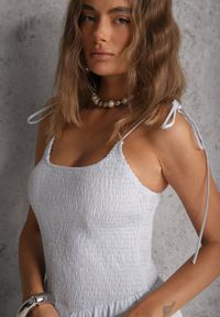 Renee - Niebieska Rozkloszowana Sukienka z Bawełny z Gumkami w Biuście i Ramiączkami na Wiązanie Omphoreia. Okazja: na co dzień, na imprezę. Kolor: niebieski. Materiał: bawełna. Długość rękawa: na ramiączkach. Typ sukienki: rozkloszowane, proste. Styl: casual, elegancki #2