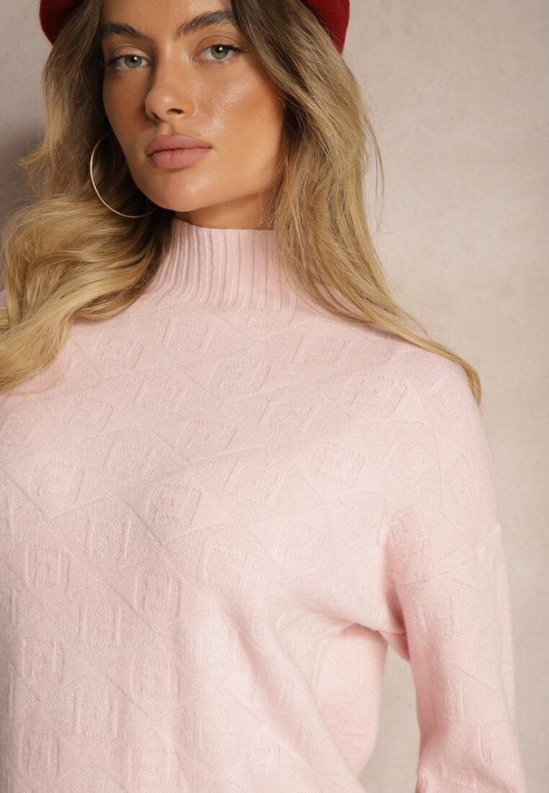 Renee - Różowy Golf Sweter z Tłoczeniem i Ściągaczami Melovira. Typ kołnierza: golf. Kolor: różowy. Sezon: zima