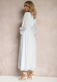 Renee - Jasnoniebieska Elegancka Sukienka w Stylu Vintage z Powlekanymi Guzikami i Marszczeniami Lefandia. Typ kołnierza: kołnierzyk stójkowy. Kolor: niebieski. Styl: vintage, elegancki