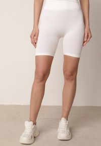 Born2be - Białe Szorty Kolarki z Wysokim Stanem o Modelującym Fasonie Kimolodia. Okazja: na co dzień. Stan: podwyższony. Kolor: biały. Styl: casual #6