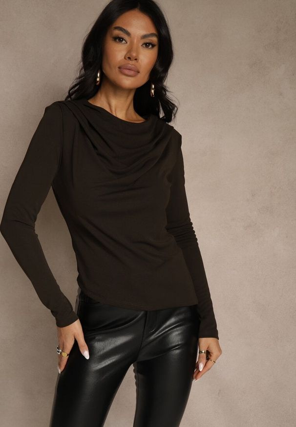 Renee - Brązowa Bluzka Longsleeve o Asymetrycznym Kroju z Poduszkami w Ramionach Tusandia. Okazja: do pracy, na spotkanie biznesowe. Kolor: brązowy. Materiał: futro, jeans. Długość rękawa: długi rękaw. Styl: biznesowy