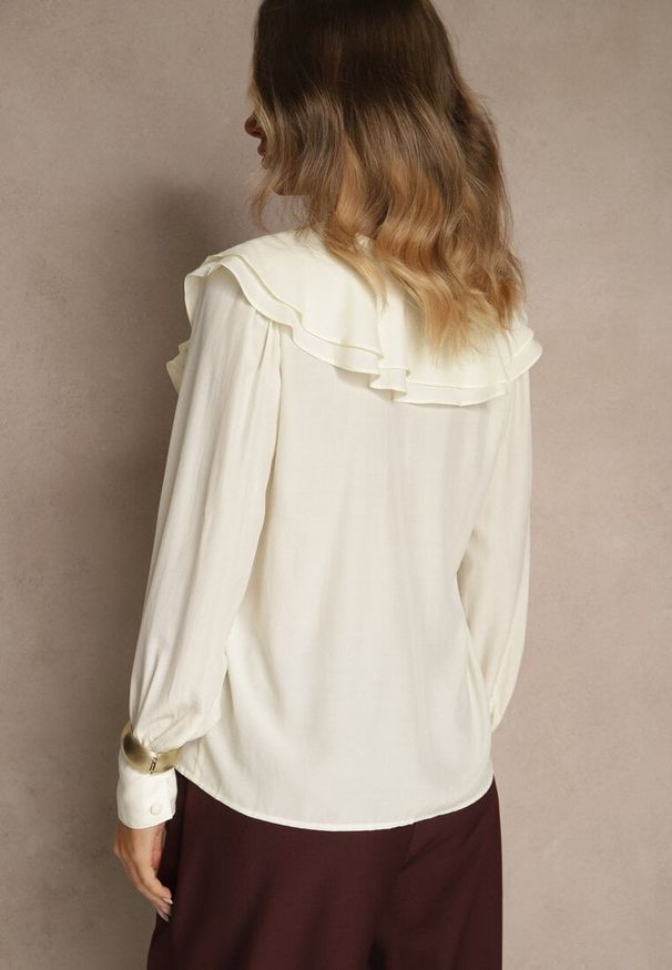 Renee - Jasnobeżowa Koszula Vices z Dekoltem z Falbanami i Bufiastymi Rękawami Zoiruna. Kolor: beżowy. Materiał: jeans. Styl: boho