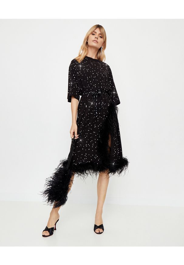 T-DRESS - Czarna sukienka midi z kryształami Stone Splash. Kolor: czarny. Materiał: tkanina, materiał. Wzór: aplikacja. Typ sukienki: rozkloszowane. Długość: midi