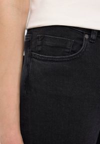 Damskie Spodnie jeansowe Mustang Style Shelby Slim Denim Black 1015564 4000 802