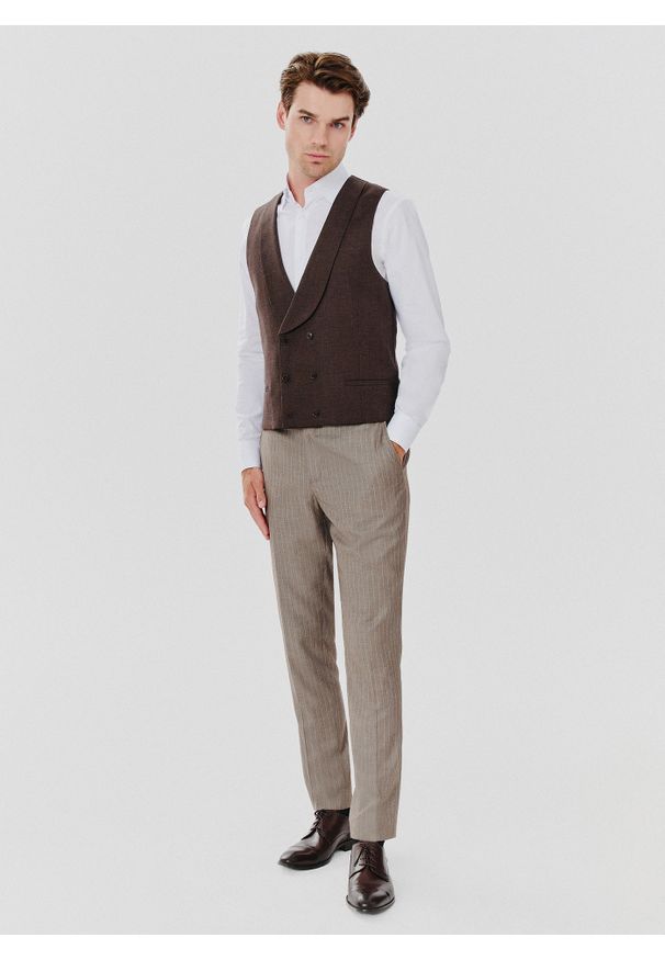 Pako Lorente - PAKO LORENTE – Brązowa dwurzędowa kamizelka męska. Kolor: brązowy. Materiał: elastan, poliamid, len, bawełna, wełna. Wzór: jodełka
